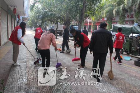 新平縣漠沙鎮干部職工及志愿者在托竜街清掃街道