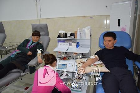一些醫(yī)務(wù)工作者在南北大街采血屋獻(xiàn)血
