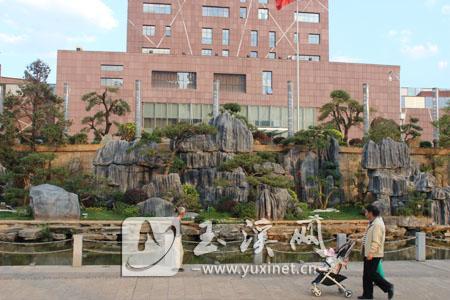 市民在高新區(qū)科技公園內(nèi)游玩