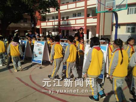 師生觀看交通事故案例展板