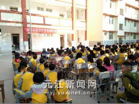 正在講解交通安全和法律知識