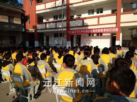 正在講解交通安全和法律知識 (2)