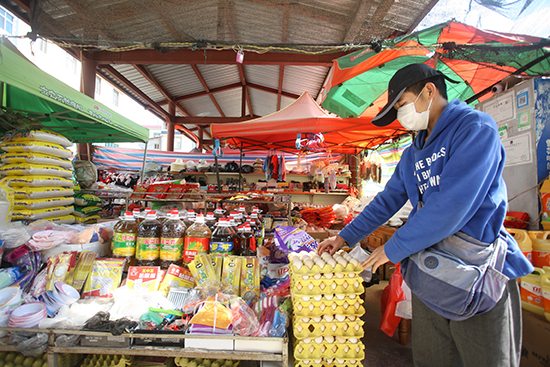 2月14日下午，海口社區農貿市場，一名商戶自覺佩戴口罩.jpg