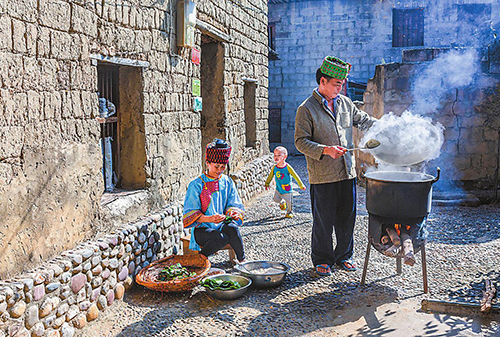 每年端午節,元江縣者嘎村的傣家人都要親手包粽子。.jpg 每年端午節,元江縣者嘎村的傣家人都要親手包粽子。.jpg