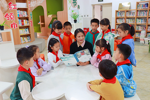 “推薦學(xué)生讀的書,我會(huì)提前買來(lái)讀”.jpg “推薦學(xué)生讀的書,我會(huì)提前買來(lái)讀”.jpg