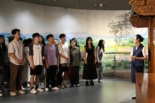 大學生合唱隊伍參觀聶耳紀念館.jpg 大學生合唱隊伍參觀聶耳紀念館.jpg