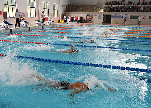 玉溪市青少年學生游泳比賽在華寧舉行.jpg 玉溪市青少年學生游泳比賽在華寧舉行.jpg