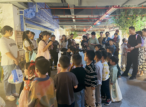 幼兒走進展覽館感受家鄉發展變化.jpg 幼兒走進展覽館感受家鄉發展變化.jpg