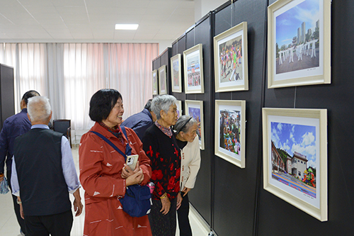 離退休干部書畫攝影展開展.jpg 離退休干部書畫攝影展開展.jpg