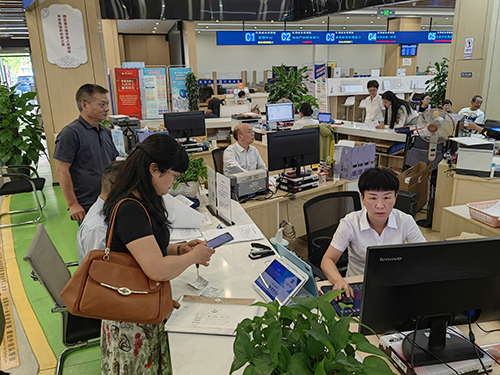 我市推行“購房人自行申請新建商品房轉移登記”改革.jpg 我市推行“購房人自行申請新建商品房轉移登記”改革.jpg