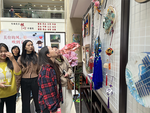 “溪蘊書香潤童心中華民族一家親”主題成果展開展.jpg “溪蘊書香潤童心中華民族一家親”主題成果展開展.jpg