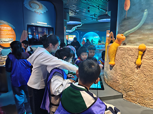 我市組織留守兒童到澄江開展研學活動.jpg 我市組織留守兒童到澄江開展研學活動.jpg