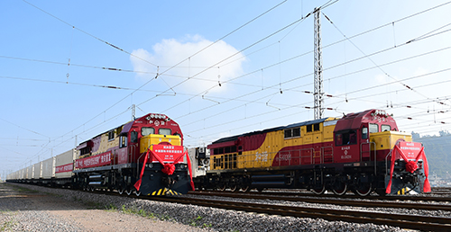 搭乘“鋼鐵巨龍” 奏響發(fā)展新樂(lè)章.jpg