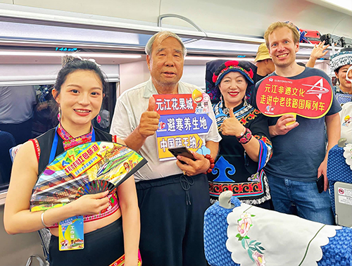 搭乘“鋼鐵巨龍” 奏響發(fā)展新樂(lè)章1.jpg