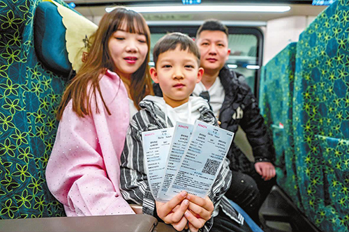 搭乘“鋼鐵巨龍” 奏響發(fā)展新樂(lè)章3.jpg