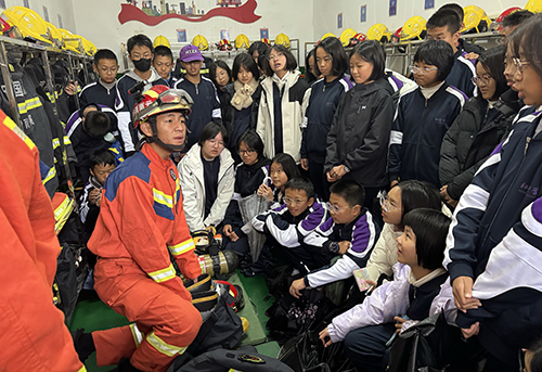 消防部門到玉溪市紅塔中學(xué)開展共建共育活動.jpg