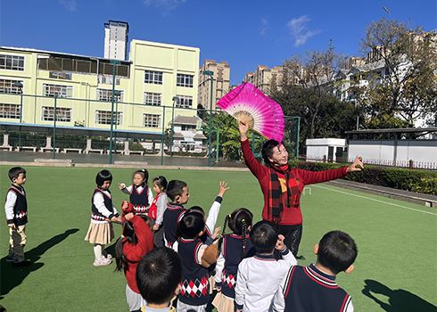 玉溪花燈戲公益課走進幼兒園.jpg 玉溪花燈戲公益課走進幼兒園.jpg
