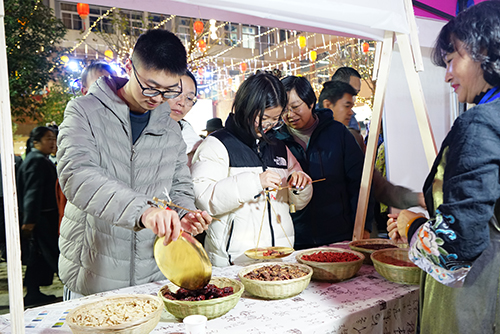 中醫(yī)民族醫(yī)藥文化夜市熱鬧開(kāi)市2.jpg 中醫(yī)民族醫(yī)藥文化夜市熱鬧開(kāi)市2.jpg
