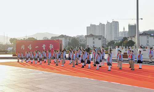 在國旗下銘記歷史在國歌聲中共同前進.jpg 在國旗下銘記歷史在國歌聲中共同前進.jpg