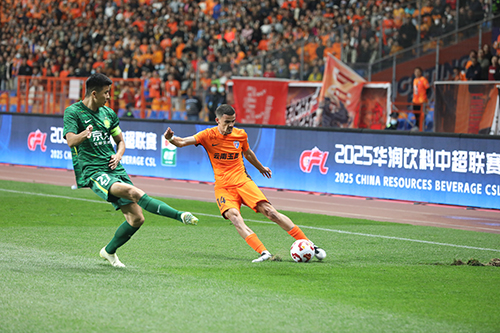 云南玉昆隊中超首秀點燃球迷熱情.jpg 云南玉昆隊中超首秀點燃球迷熱情.jpg