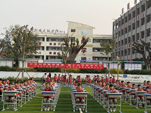 紅軍小學:靈動課桌舞歡樂助成長.jpg 紅軍小學:靈動課桌舞歡樂助成長.jpg