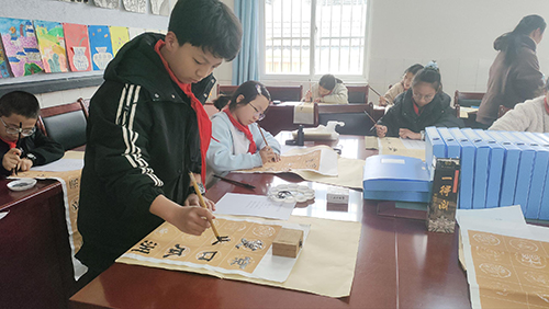 營造良好讀寫氛圍 全面建設(shè)書香校園.jpg 營造良好讀寫氛圍 全面建設(shè)書香校園.jpg