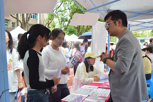 云南省2025屆高校畢業生工業園區(滇中地區)專場招聘會舉辦.jpg 云南省2025屆高校畢業生工業園區(滇中地區)專場招聘會舉辦.jpg