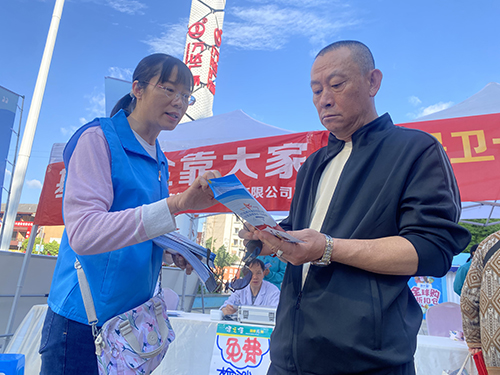 醫保基金政策法規宣傳走進群眾.jpg 醫保基金政策法規宣傳走進群眾.jpg