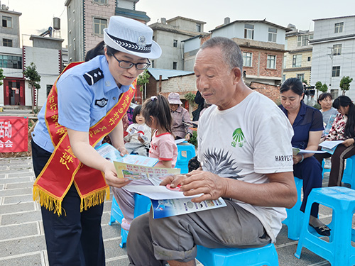 “家長夜校”走進燕窩村.jpg “家長夜校”走進燕窩村.jpg