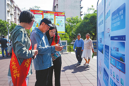 《信訪工作條例》宣傳活動進社區(qū).jpg 《信訪工作條例》宣傳活動進社區(qū).jpg