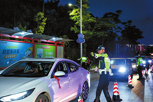 我市組織警力在中心城區開展“飆車炸街”專項整治行動1.jpg 我市組織警力在中心城區開展“飆車炸街”專項整治行動1.jpg