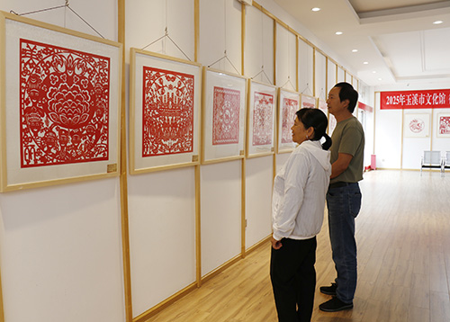 德宏州“傣族剪紙”美術交流展開展.jpg 德宏州“傣族剪紙”美術交流展開展.jpg