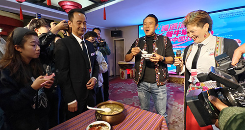 非遺美食店為市民環中國騎行出征壯行.jpg 非遺美食店為市民環中國騎行出征壯行.jpg