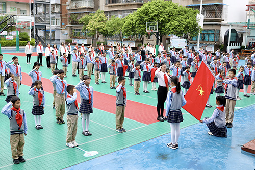 玉溪聶耳小學舉行少先隊新隊員入隊儀式.jpg 玉溪聶耳小學舉行少先隊新隊員入隊儀式.jpg