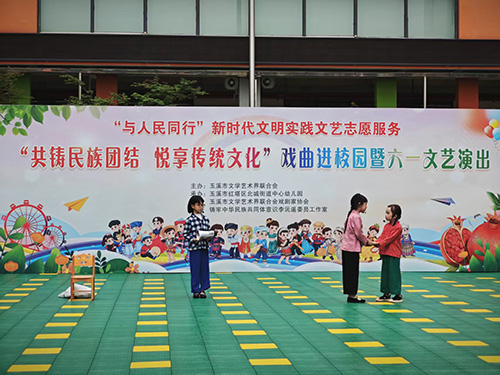 戲曲名家進校園弘揚優(yōu)秀傳統(tǒng)文化.jpg 戲曲名家進校園弘揚優(yōu)秀傳統(tǒng)文化.jpg