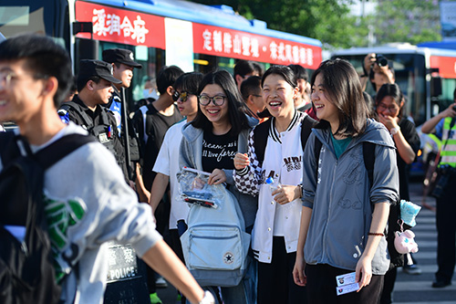 玉溪萬余名學子決戰(zhàn)高考.jpg 玉溪萬余名學子決戰(zhàn)高考.jpg