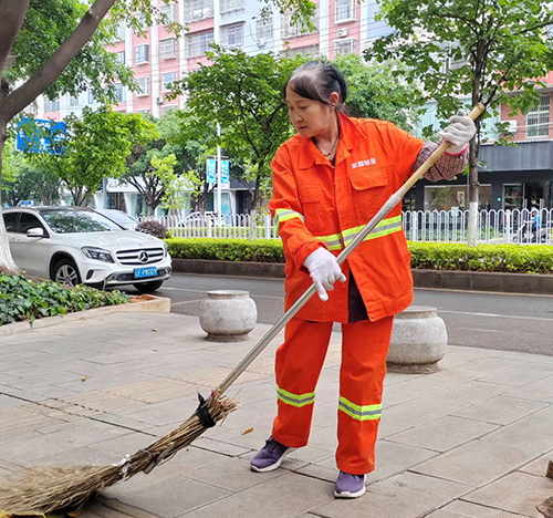 掃帚起落間播種誠信種子 廿一載堅守澆灌文明之花.jpg 掃帚起落間播種誠信種子 廿一載堅守澆灌文明之花.jpg