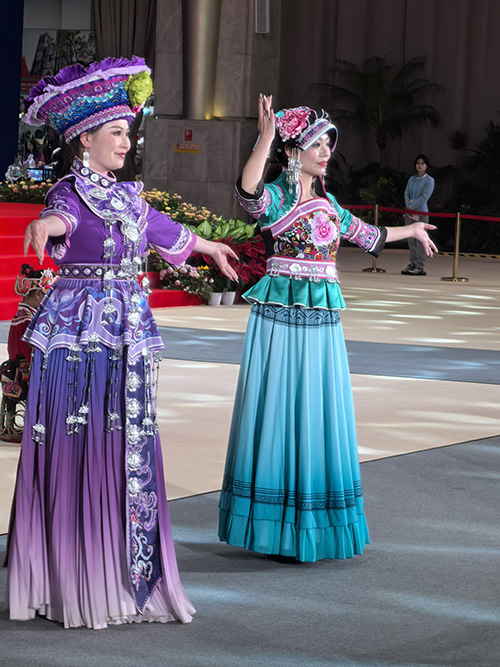 玉溪民族服飾南博會上“C位”出圈1.jpg 玉溪民族服飾南博會上“C位”出圈1.jpg