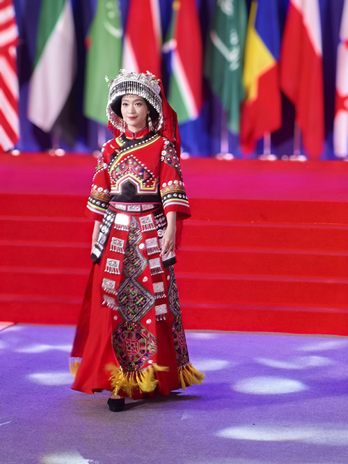 玉溪民族服飾南博會上“C位”出圈2.jpg 玉溪民族服飾南博會上“C位”出圈2.jpg