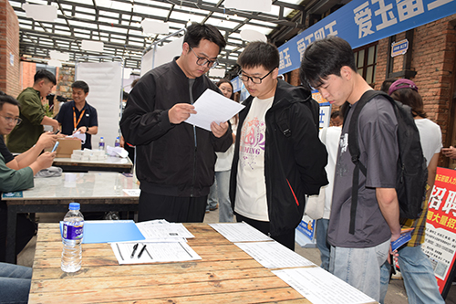 玉溪多舉措護(hù)航高校畢業(yè)生“愛玉留玉”逐夢(mèng)路1.jpg 玉溪多舉措護(hù)航高校畢業(yè)生“愛玉留玉”逐夢(mèng)路1.jpg