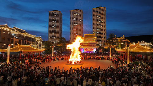 彝鄉(xiāng)火把旺 民族一家親.jpg 彝鄉(xiāng)火把旺 民族一家親.jpg