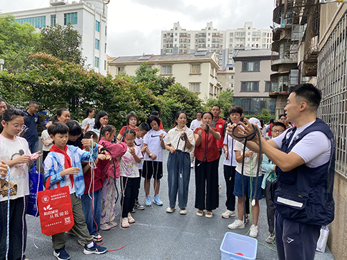 防震演練進(jìn)社區(qū) 筑牢安全防護(hù)網(wǎng).jpg 防震演練進(jìn)社區(qū) 筑牢安全防護(hù)網(wǎng).jpg