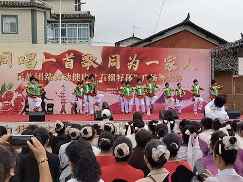 首屆“石榴籽杯”廣場舞大賽舉行.jpg 首屆“石榴籽杯”廣場舞大賽舉行.jpg