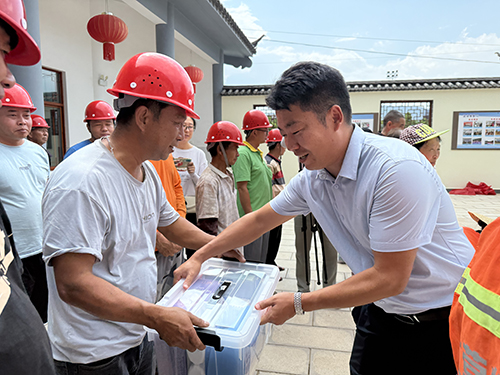 區總工會開展夏送清涼慰問活動.jpg 區總工會開展夏送清涼慰問活動.jpg