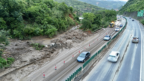 強降雨致部分道路交通中斷多部門聯(lián)動搶險保通.jpg 強降雨致部分道路交通中斷多部門聯(lián)動搶險保通.jpg