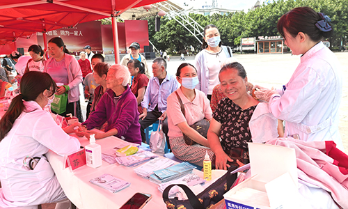 多家醫(yī)院開展系列活動(dòng)慶祝中國(guó)醫(yī)師節(jié).jpg 多家醫(yī)院開展系列活動(dòng)慶祝中國(guó)醫(yī)師節(jié).jpg