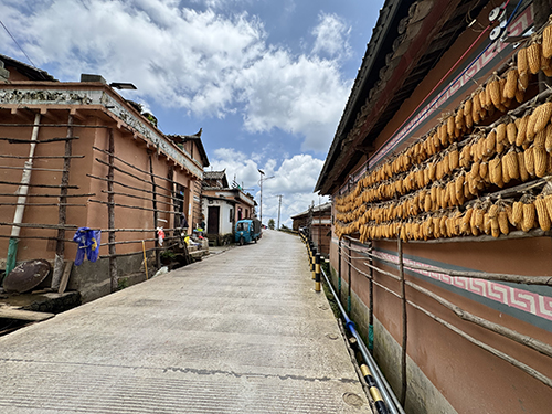 隱藏在崇山峻嶺間的“山蘇第一寨”1.jpg 隱藏在崇山峻嶺間的“山蘇第一寨”1.jpg