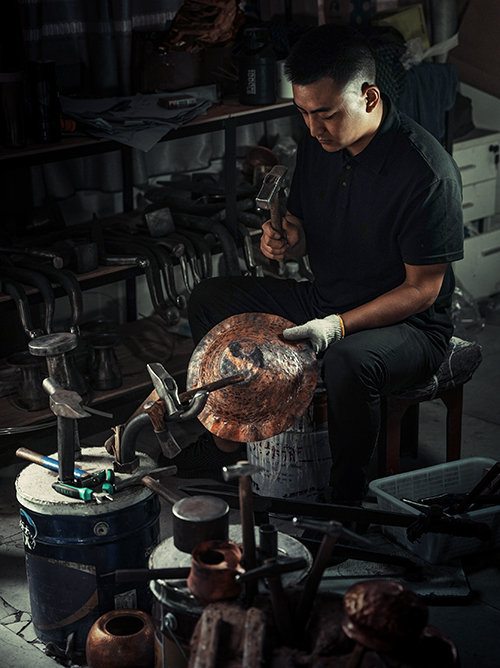 江川00后小伙讓手工銅器“潮”起來1.jpg 江川00后小伙讓手工銅器“潮”起來1.jpg