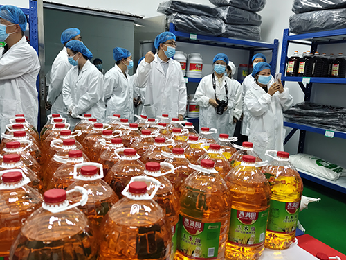 我市開展校園配餐服務(wù)企業(yè)培訓(xùn)暨家長(zhǎng)參觀活動(dòng).jpg