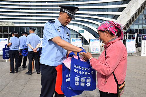 玉溪多部門聯合開展國家網絡安全宣傳周活動.jpg 玉溪多部門聯合開展國家網絡安全宣傳周活動.jpg